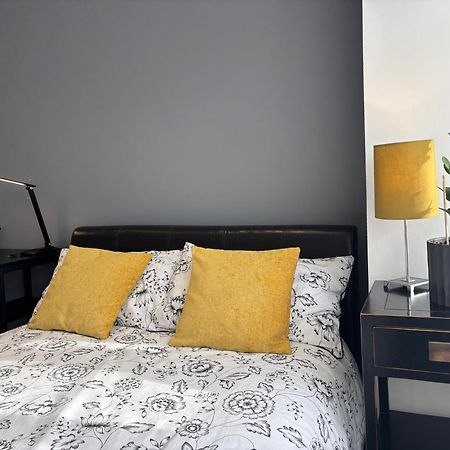 Entire House Floor Perfect For Couples & Freelancers - Available For Single Too Hotel London Bagian luar foto