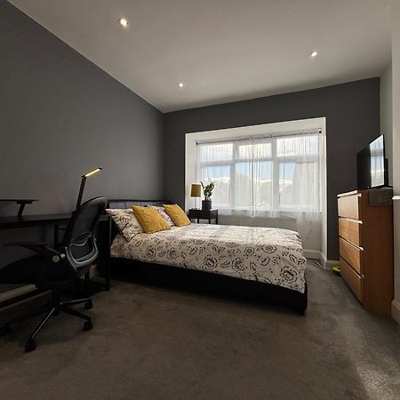 Entire House Floor Perfect For Couples & Freelancers - Available For Single Too Hotel London Bagian luar foto