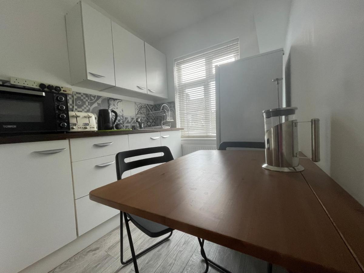 Entire House Floor Perfect For Couples & Freelancers - Available For Single Too Hotel London Bagian luar foto