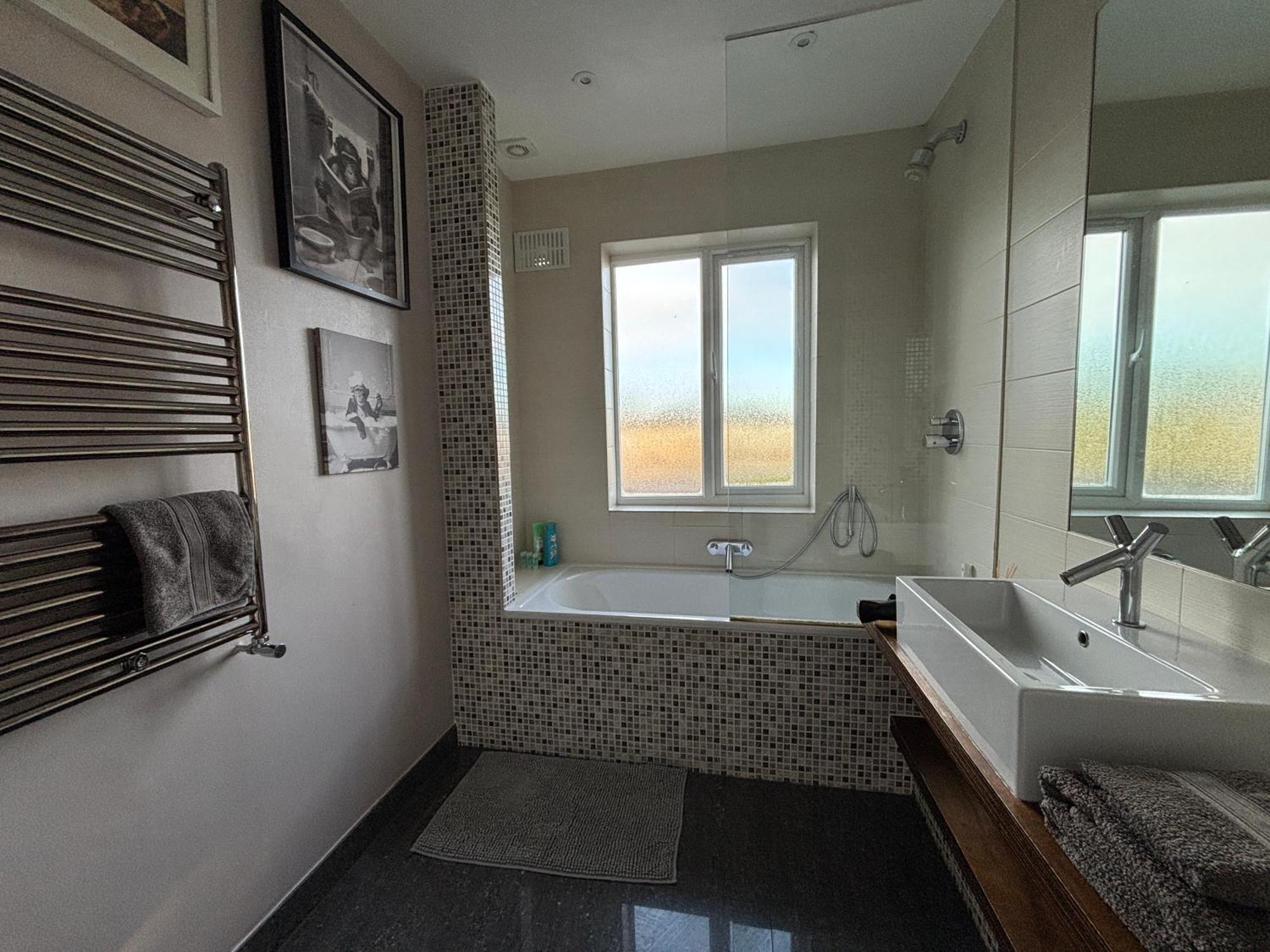 Entire House Floor Perfect For Couples & Freelancers - Available For Single Too Hotel London Bagian luar foto
