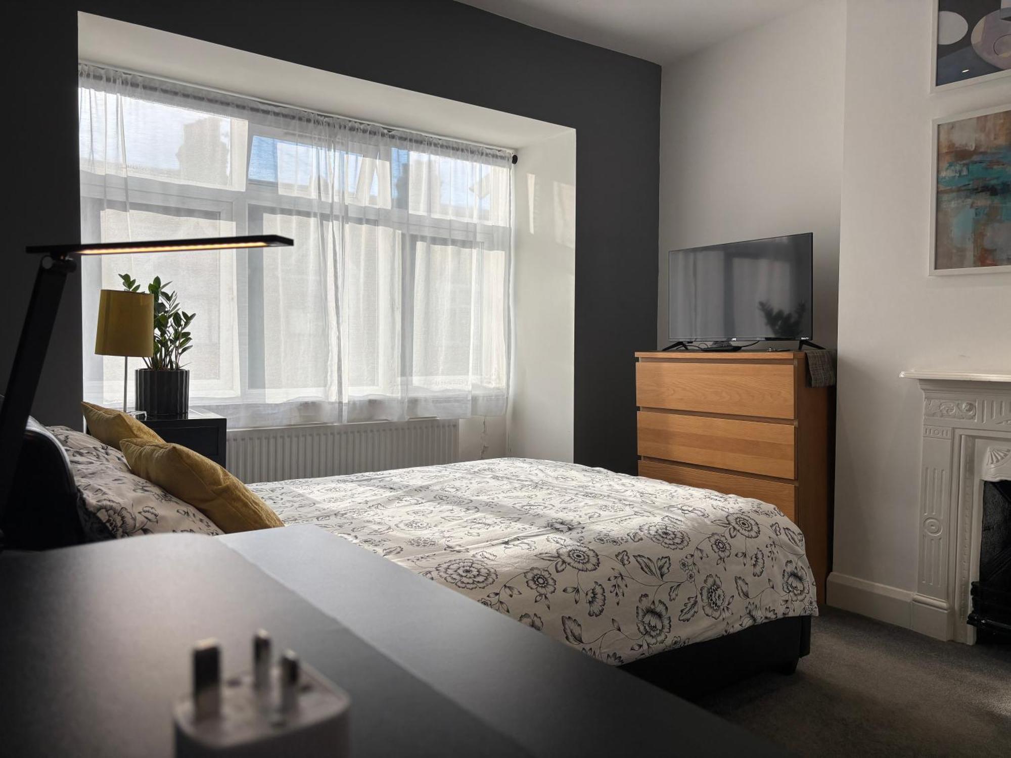 Entire House Floor Perfect For Couples & Freelancers - Available For Single Too Hotel London Bagian luar foto