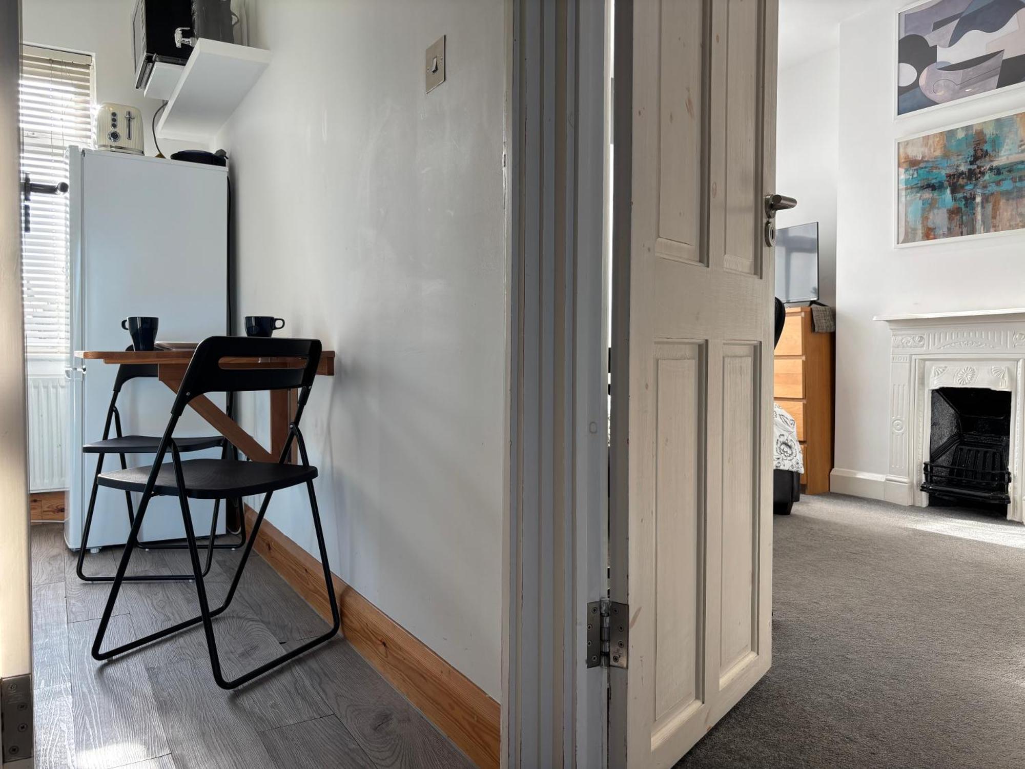 Entire House Floor Perfect For Couples & Freelancers - Available For Single Too Hotel London Bagian luar foto